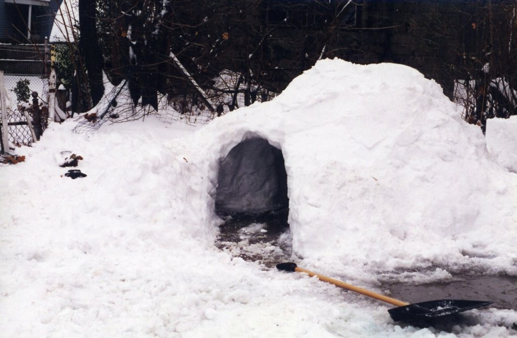 Construction d'un igloo en famille