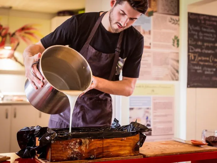 artisan_faisant_du_savon1