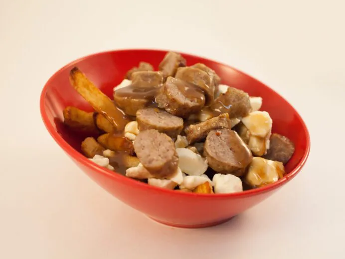 poutine-a-la-saucisse-maison-roulotte-a-patates-scaled