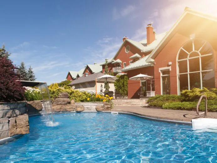 auberge_godefroy_piscine-avec-auberge-scaled