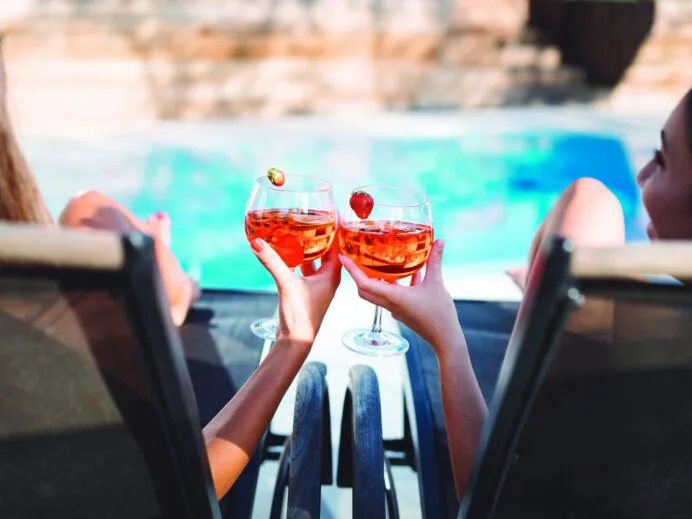 filles-a-la-piscine-scaled